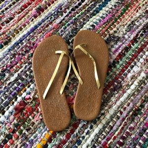 Vineyard vines flip flops!